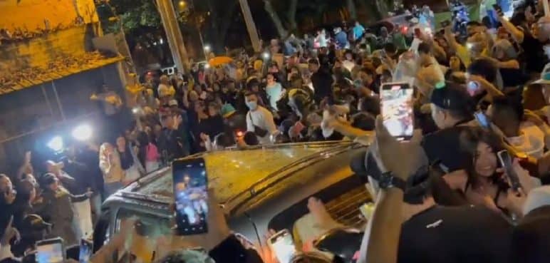 El sentido momento en que miles de fanáticos despidieron a Darío Gómez