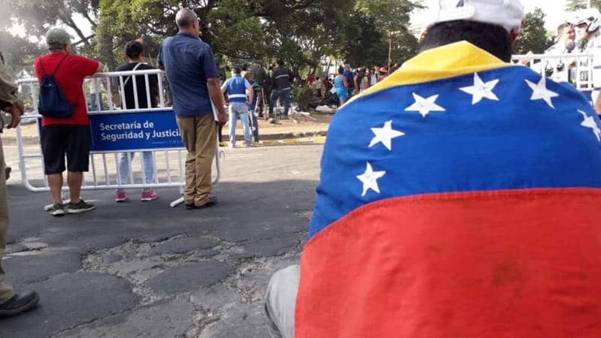 Gobierno electo descarta imponer impuestos a gaseosas y planes móviles