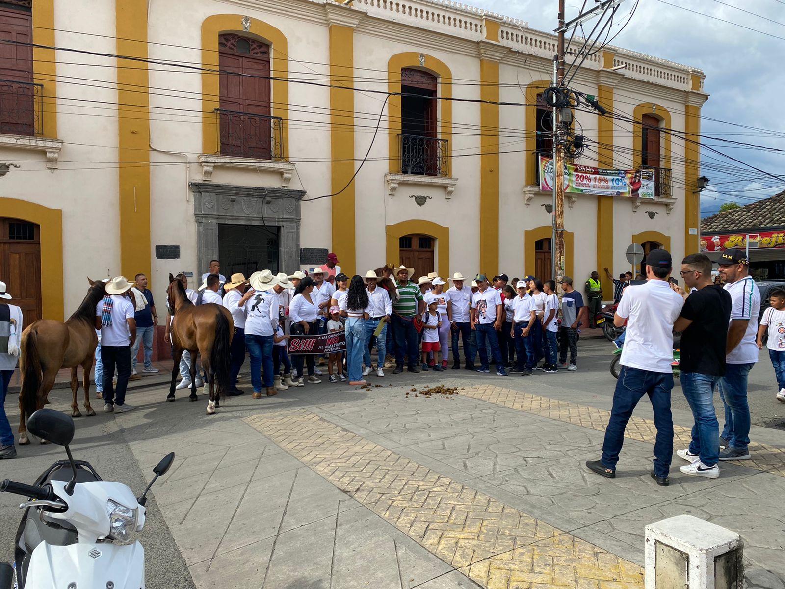 Más de 50 personas realizan plantón tras la cancelación de la cabalgata en Guacarí