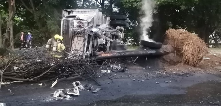 Bomberos atendieron volcamiento e incendio de volqueta en Menga