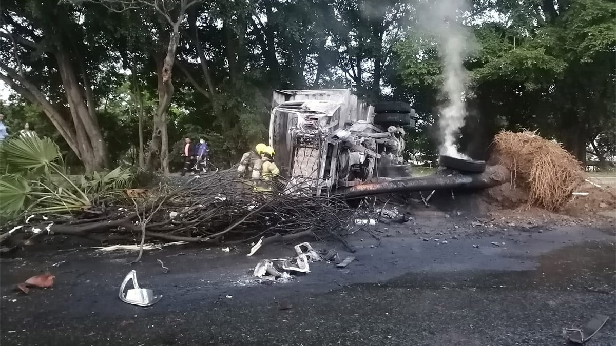 Bomberos atendieron volcamiento e incendio de volqueta en Menga