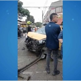 Un vehículo chocó contra un local comercial en el centro de Cali