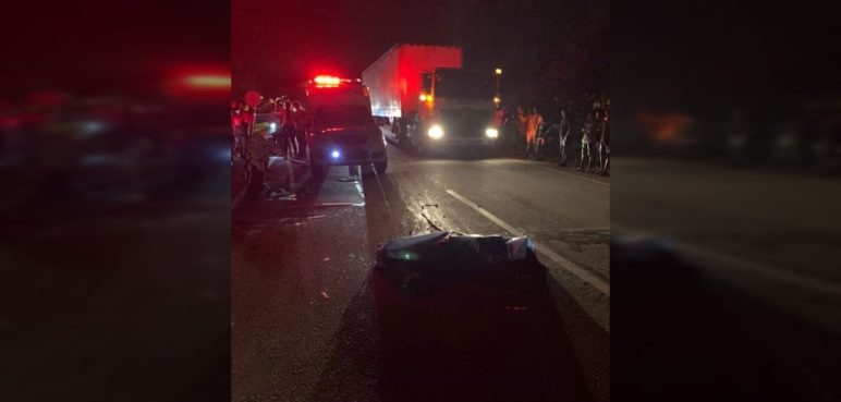 Una mujer murió en medio de accidente entre una moto y un tren cañero