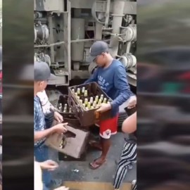 Video: personas roban camión de cervezas que se accidentó en la vía Panamericana