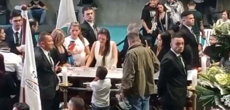 Videos: Miles de seguidores asisten al funeral de Darío Gómez en Medellín