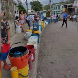 En zona de Siloé están cansados de los constantes cortes en el servicio de agua