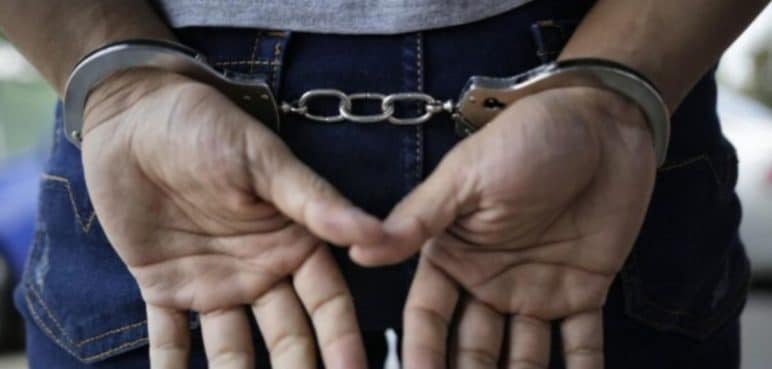 Capturados tres policías por devolver arma de fuego a red de sicarios en Cali