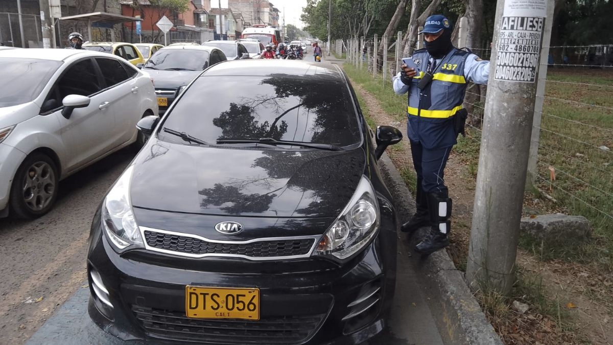 ¡Increíble! Una mujer parrillera fue grabada robando un casco al norte de Cali