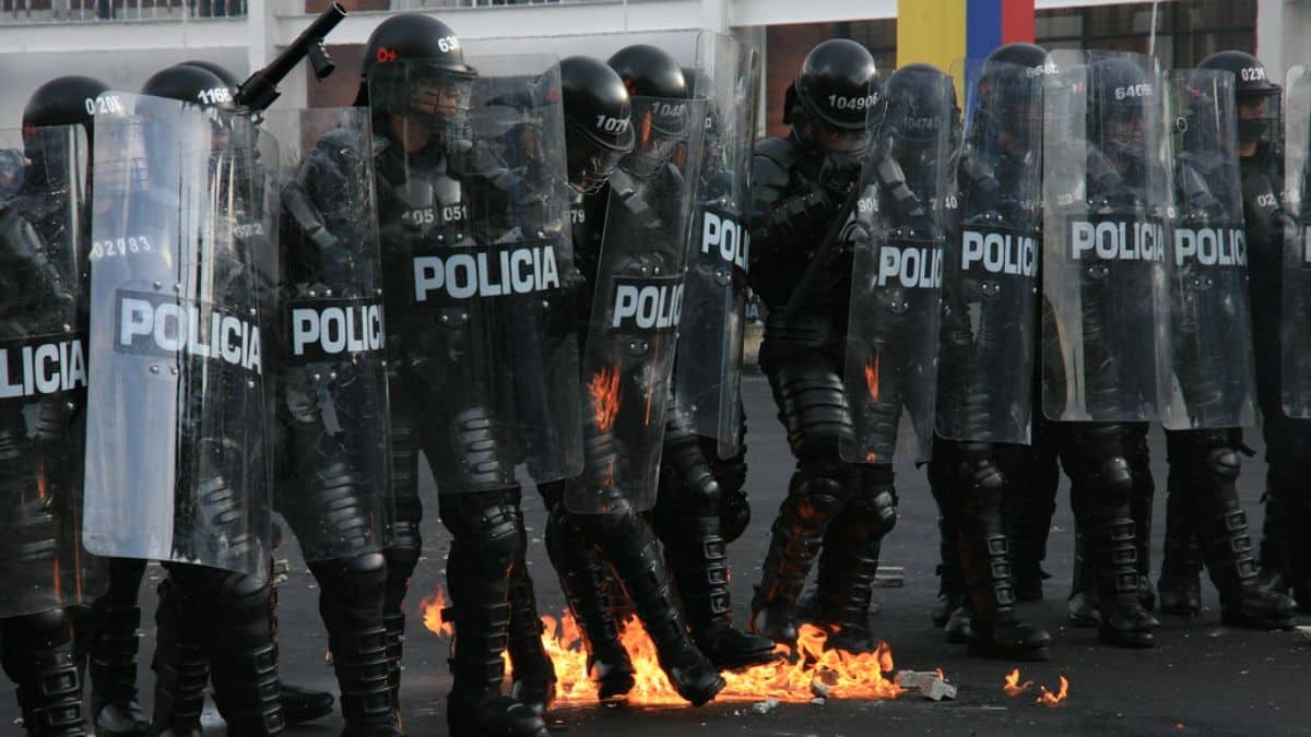 El Director de la Policía propone convertir tanquetas del Esmad en ambulancias