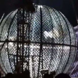 ¡Impactante!: padre e hijo acróbatas se chocaron dentro del globo de la muerte