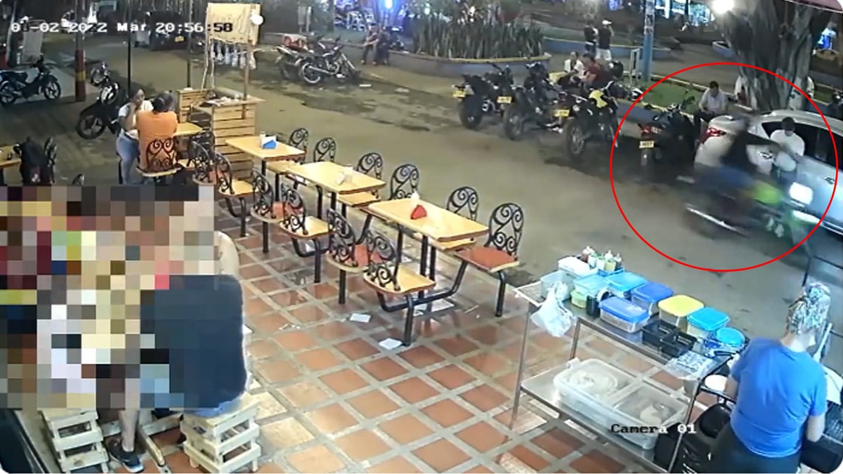 Ladrón en moto se lleva en segundos celular que mujer revisaba en la calle
