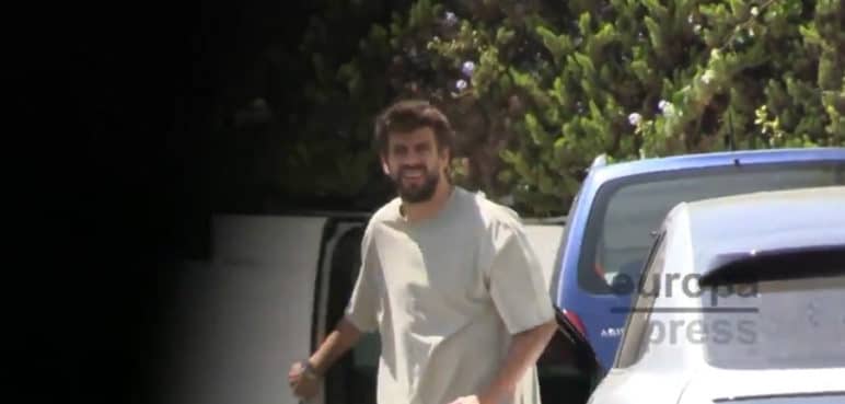 Larga espera de Piqué: no pudo ingresar a su ex casa cuando recogía a sus hijos
