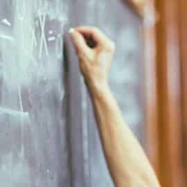 Investigan a profesor por presuntamente pedir favores sexuales a una estudiante