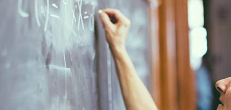 Investigan a profesor por presuntamente pedir favores sexuales a una estudiante