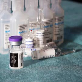 Farmacéuticas piden analizar vida util de vacunas de covid a punto de vencer