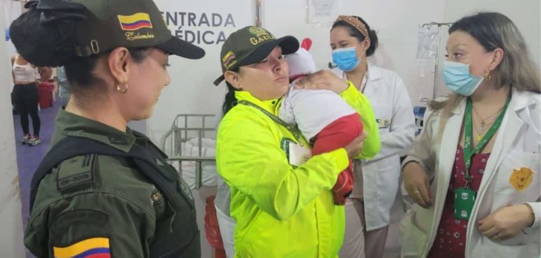 Rescatan bebé que fue raptado y luego abandonado en una caja de cartón