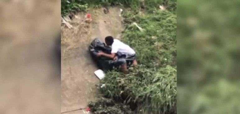 Resultó siendo broma: Joven lloraba a su papá que estaba muerto dentro de una bolsa