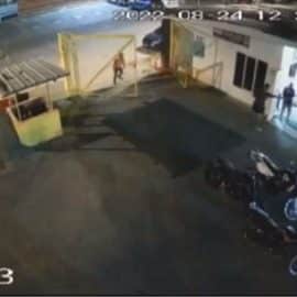 Revelan video de acto sicarial en cancha de fútbol de Cali: hubo cruce de disparos