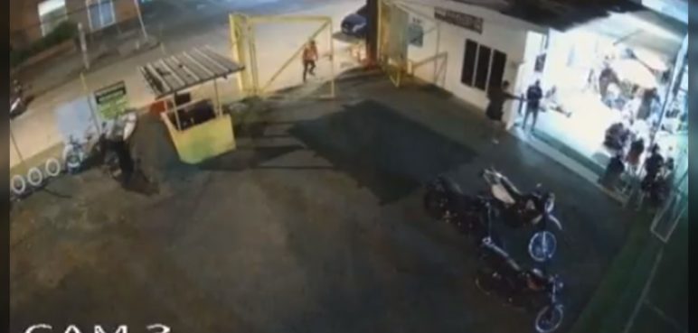 Revelan video de acto sicarial en cancha de fútbol de Cali: hubo cruce de disparos