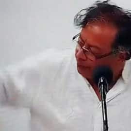 El susto de Gustavo Petro tras recibir duro golpe con una bandera de Colombia