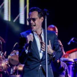 Trago amargo: Marc Anthony pidió 'guaro' en su concierto y le lanzaron la botella