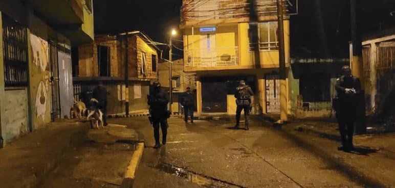 Video: Balacera entre bandas criminales en pleno barrio de Buenaventura