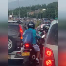 Video: Impresionante congestión en puente de la Ciudad de Cali, en ciudad 2000