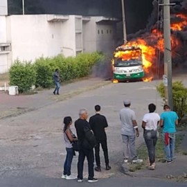 Bus de transporte público se incendió en la vía al Norte de Cali
