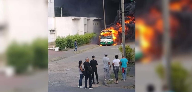 Bus de transporte público se incendió en la vía al Norte de Cali