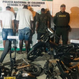 Capturan a tres hombres mientras desarmaban una moto robada en Cali