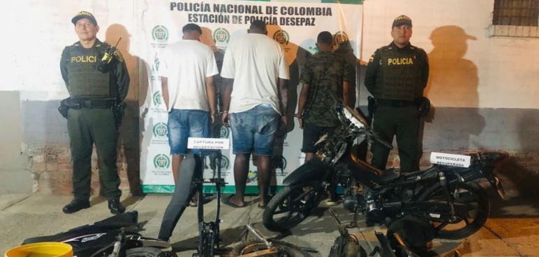 Capturan a tres hombres mientras desarmaban una moto robada en Cali