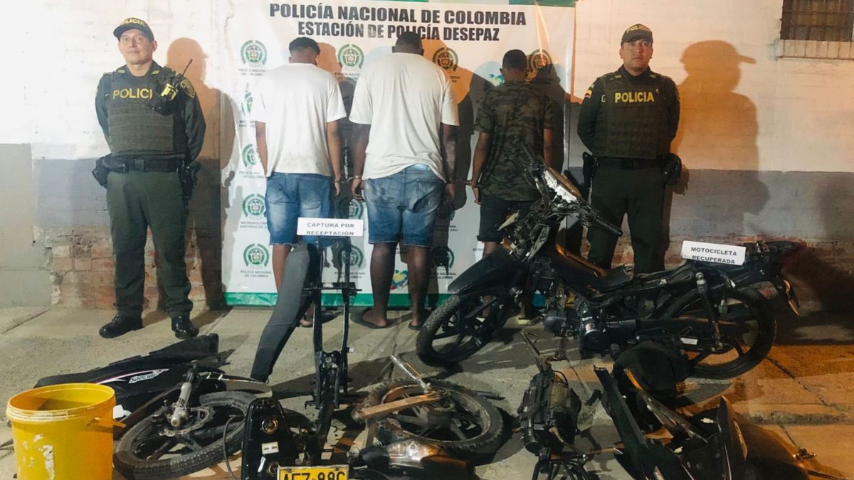 Capturan a tres hombres mientras desarmaban una moto robada en Cali