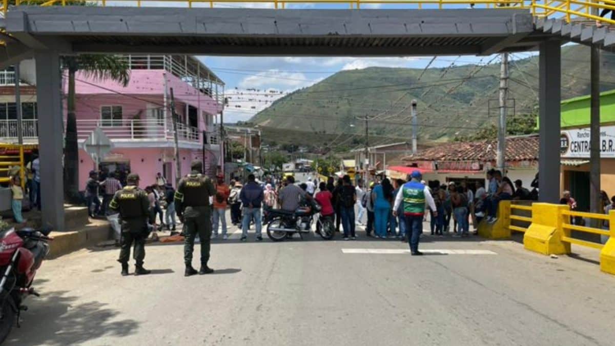 Comunidades indígenas bloquean vía Cali - Loboguerrero