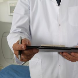 ¡De 2 a 21! Hombre habría cambiado la duración de su incapacidad médica