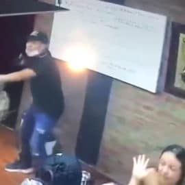 En video quedó robo en El Mulato Cabaret: delincuente intimida a empleados