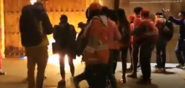 Encapuchadas intentaron quemar la Catedral Primada, en Bogotá