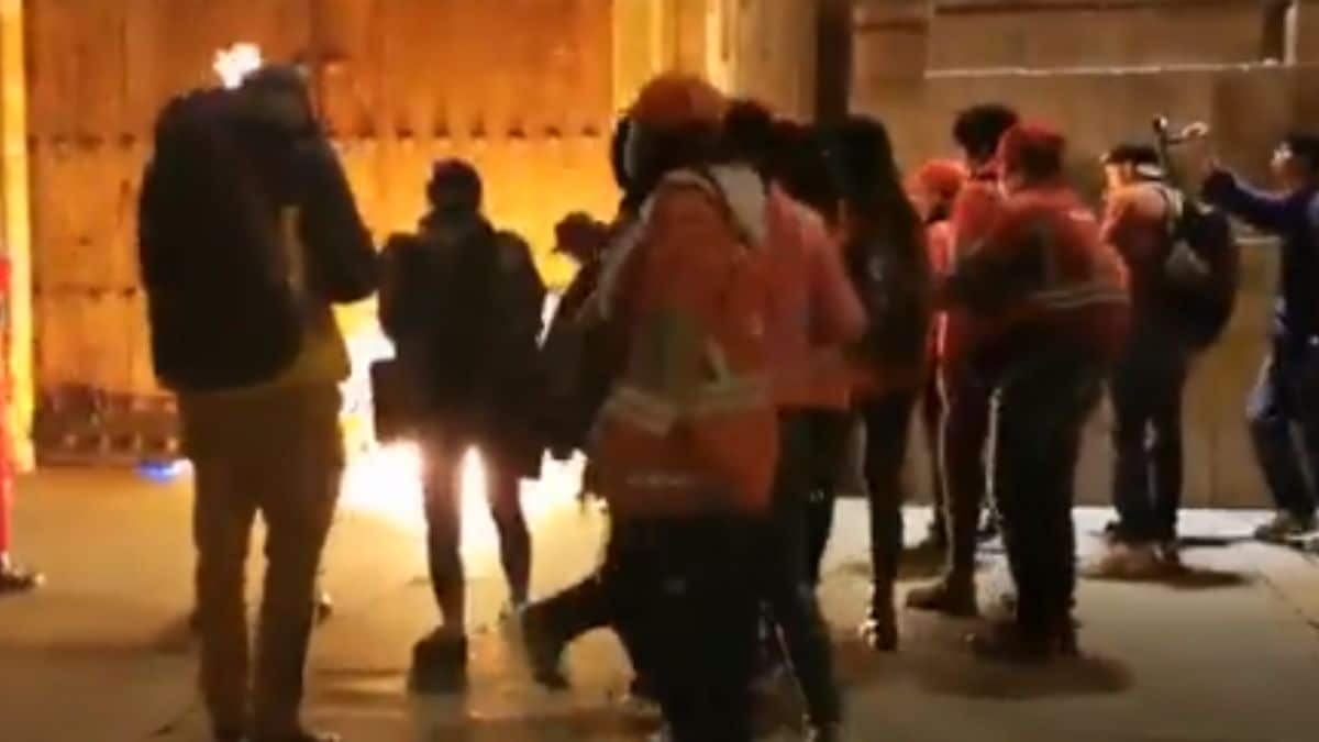 Encapuchadas intentaron quemar la Catedral Primada, en Bogotá
