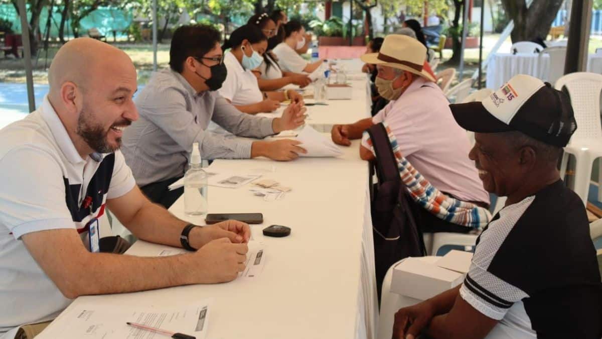 Entregan cartas de indemnización a víctimas del conflicto armado en Cali