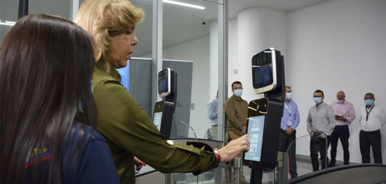 Entregan equipo de autenticación que agiliza proceso migratorio en aeropuerto