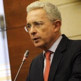 La justicia negó el pedido de un fiscal para cerrar la investigación contra Álvaro Uribe