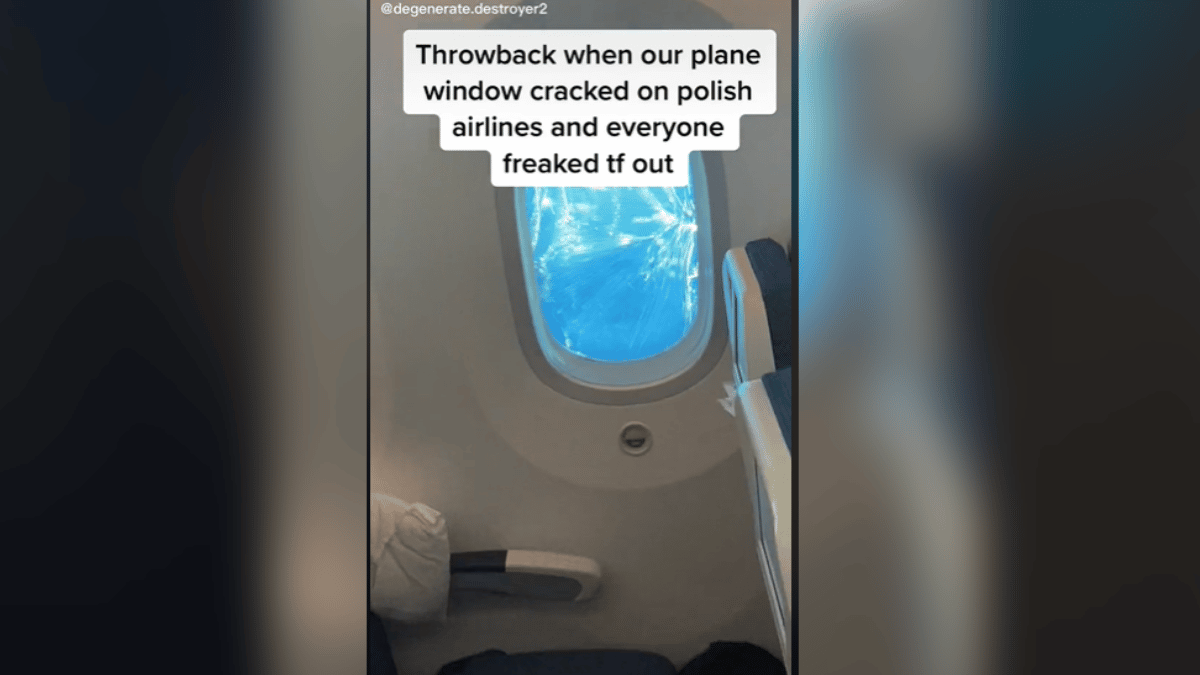 Video: en pleno vuelo el vidrio de la ventana de un avión se quebró
