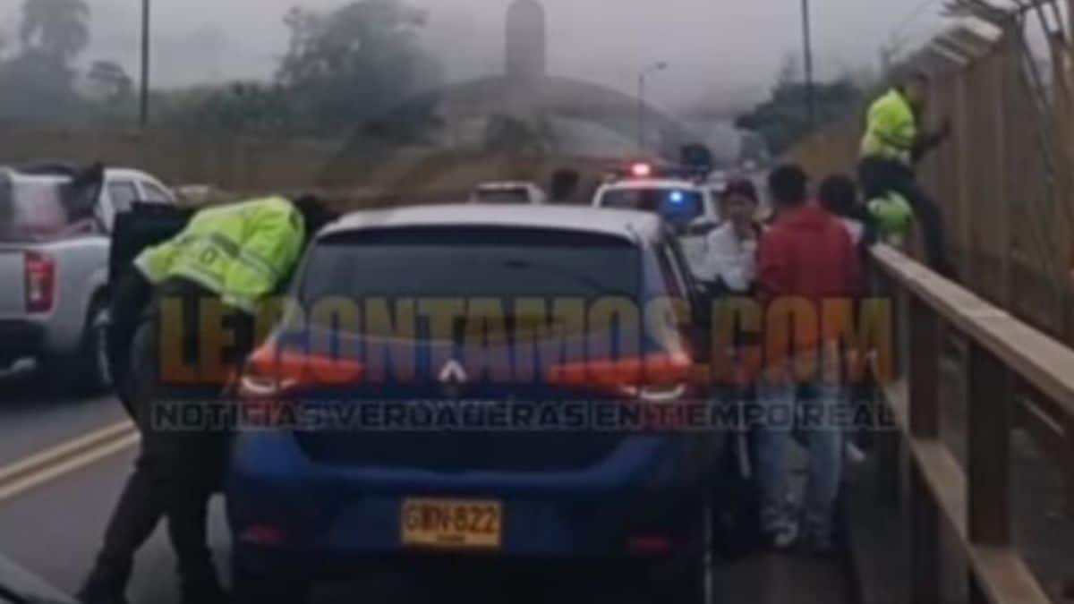 Mujer golpeó a un auxiliar de vuelo de Viva Air porque le pidió que guardara su maleta