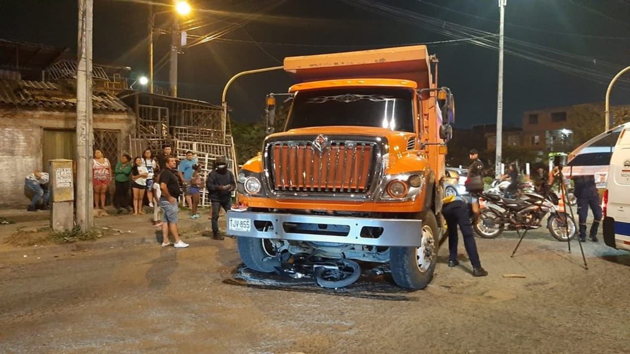Hombre roba espejo de camioneta en Cali y es ‘pillado’ gracias a una cámara