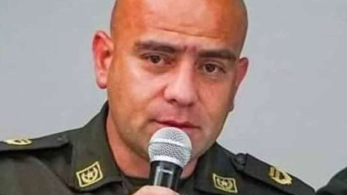 Policía acusado de asesinar a tres jóvenes se entregará esta semana: Abogado