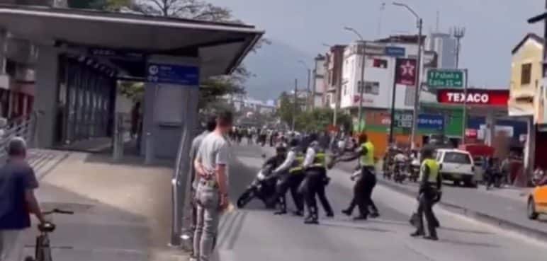 ¡Motociclista irresponsable! evadió control de invasión del MÍO y se fue en contravía