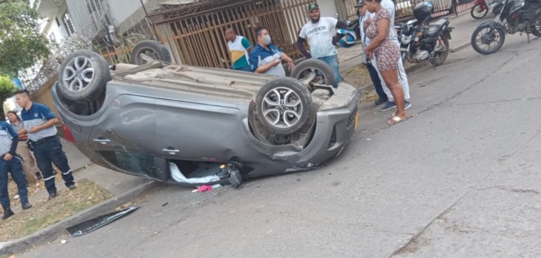 Trancón por vehículo que se volcó en plena vía pública al sur de Cali