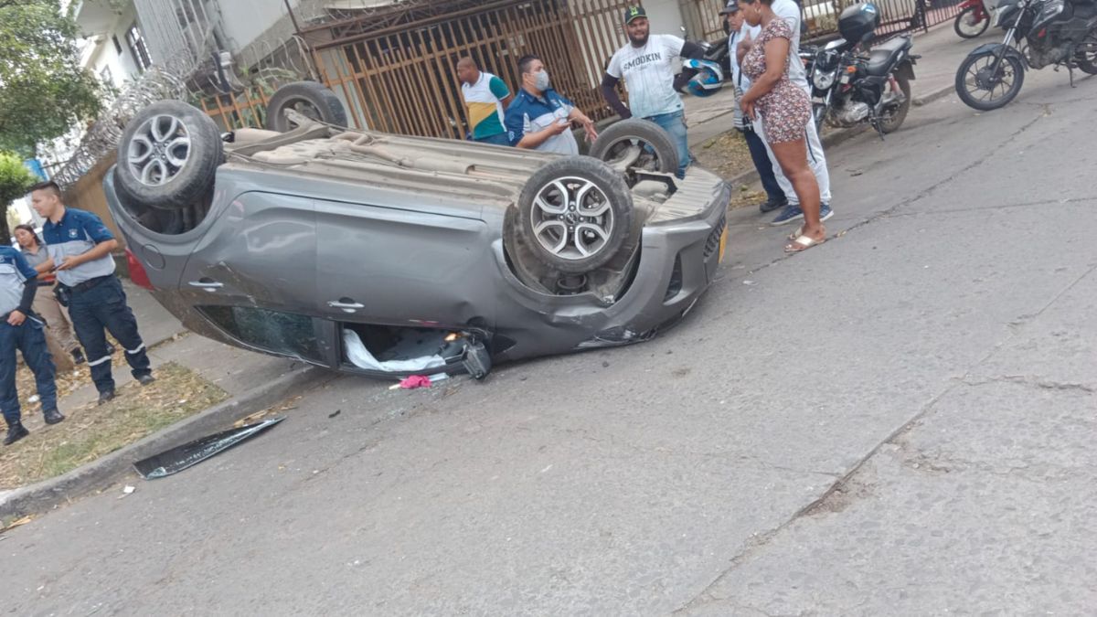 Motociclista que invadió carril del MÍO se cayó por el derrame de aceite en la vía