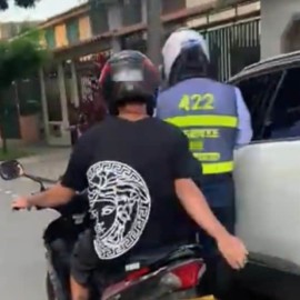 ¡Una falta de respeto! Guarda de tránsito es ‘nalgueado’ por motociclista