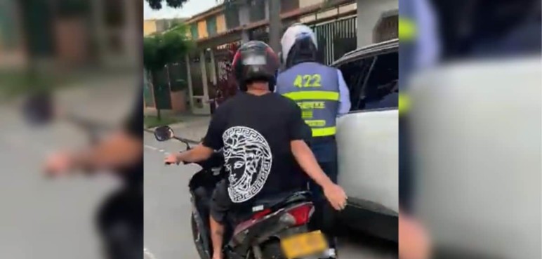 ¡Una falta de respeto! Guarda de tránsito es ‘nalgueado’ por motociclista