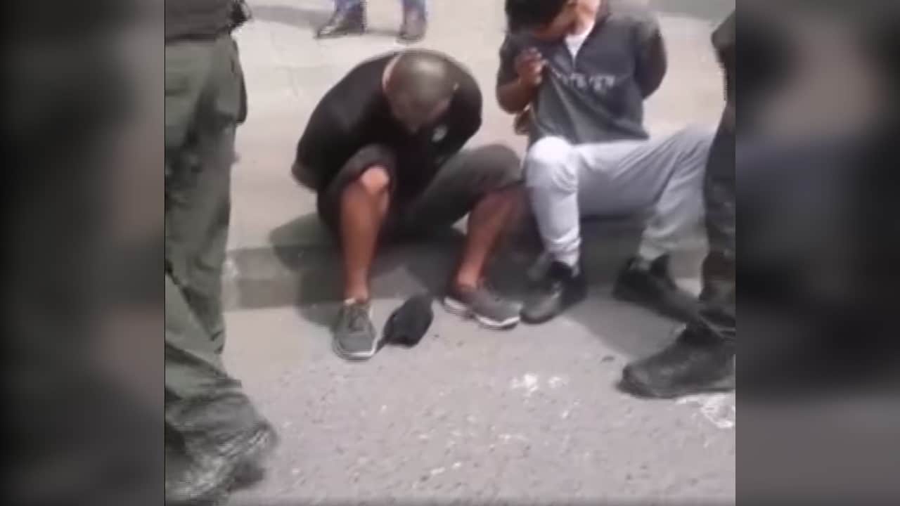 Video: Ladrones se cayeron de la moto en la que huían y los capturaron